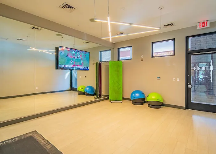 Dt Phx Balcony Wd Gym Pool & Parking Apartment