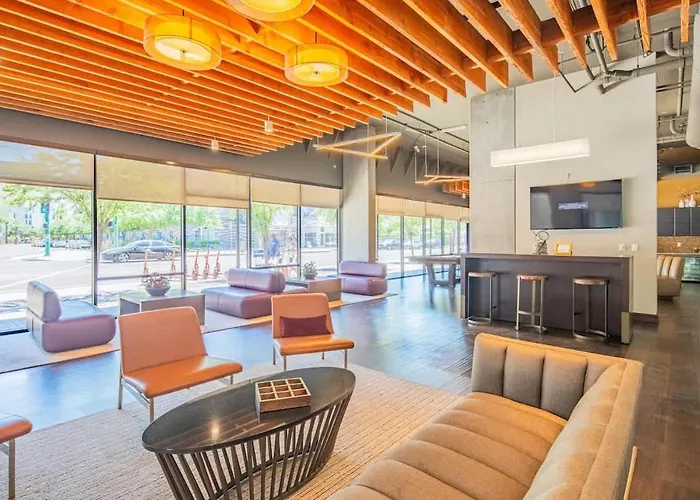 Dt Phx Balcony Wd Gym Pool & Parking Apartment