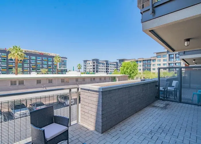 Dt Phx Balcony Wd Gym Pool & Parking