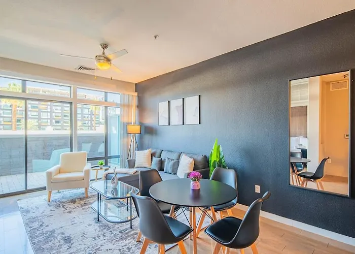 Dt Phx Balcony Wd Gym Pool & Parking Apartment