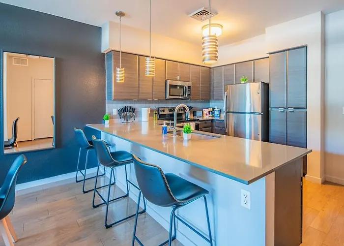 Apartment Dt Phx Balcony Wd Gym Pool & Parking