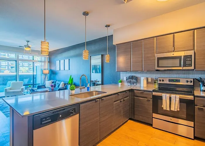 Dt Phx Balcony Wd Gym Pool & Parking