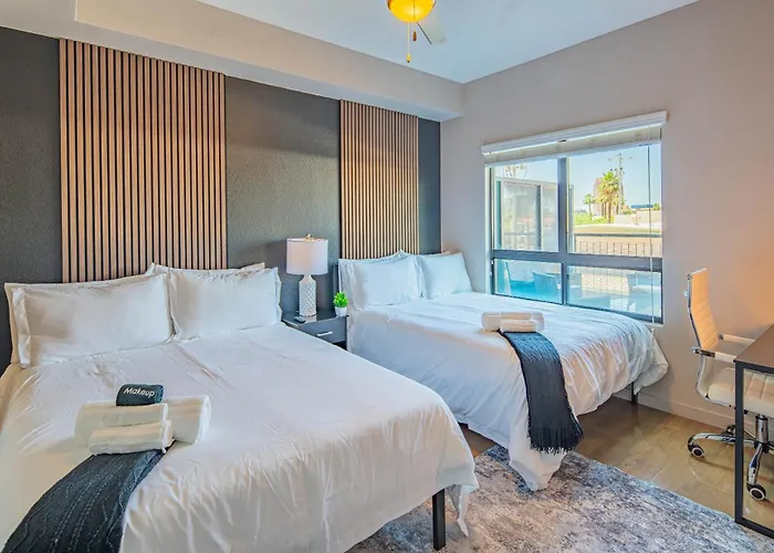 Dt Phx Balcony Wd Gym Pool & Parking Apartment