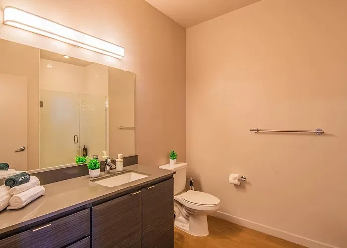 Dt Phx Balcony Wd Gym Pool & Parking Apartment *